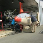 Déchargement du fuselage, tout se déroule bien et la machine n'a pas souffert du trajet. Déchargement du fuselage devant le T-6 du CMV en maintenance.