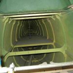 Vue du fond du fuselage. On y retrouve la couleur originale de la cabine. On remarquera également la plaque de masse sur laquelle est fixée l'antenne de la radio VHF. Vue vers l'arrière du fuselage du F-CCFN.