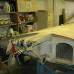 L'aile gauche avec son système d'attache. Sur le FV, tout est corrodé... Aile gauche du F-CCFN en cours de révision à Angers.
